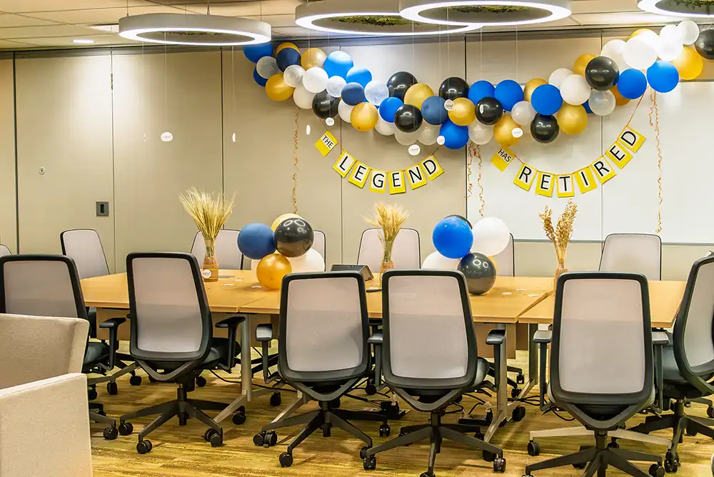 Ein mit Glückwünschen zur Pensionierung dekorierter Konferenzraum in einem Büro