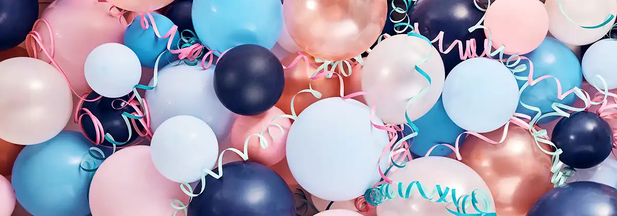 Verschiedene bunte Luftballons mit Serpentinen