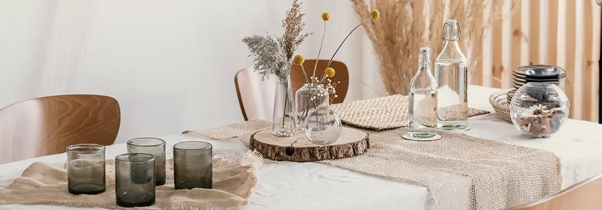 Nahaufnahme einer natürlichen, schlichten Dekoration auf dem Tisch