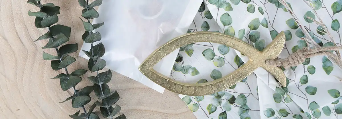 Gedeckter Tisch mit Fisch Symbol in Naturfarben mit Eukalyptus in weiß, grün, braun, natürliche Tischdekoration zum Fest